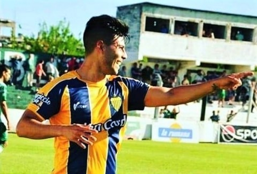 Con la casaca del &quot;Docke&quot; Cariaga marcó un gol en la final por el segundo ascenso, en el estadio de Independiente frente a Deportivo Merlo. 