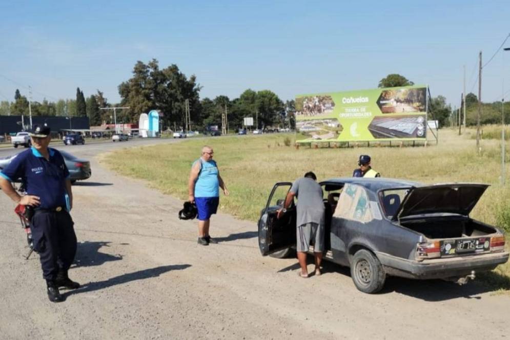 El implicado cerca del vehículo.