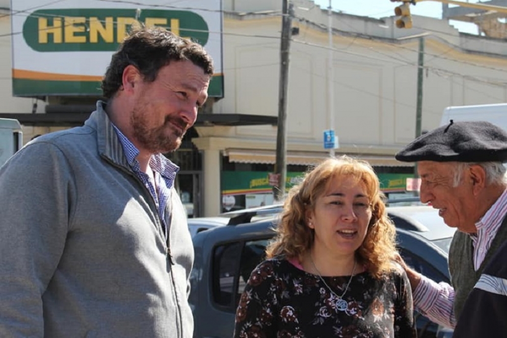 Mac Goey y Torrilla dialogando con un vecino el último sábado en una de las mesas ubicadas en el centro de Cañuelas. 