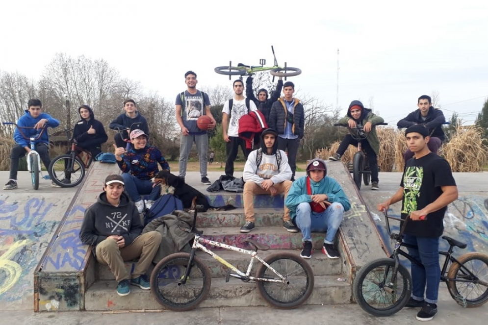 Los jóvenes que impulsaron las mejoras en el predio Skate Park.
