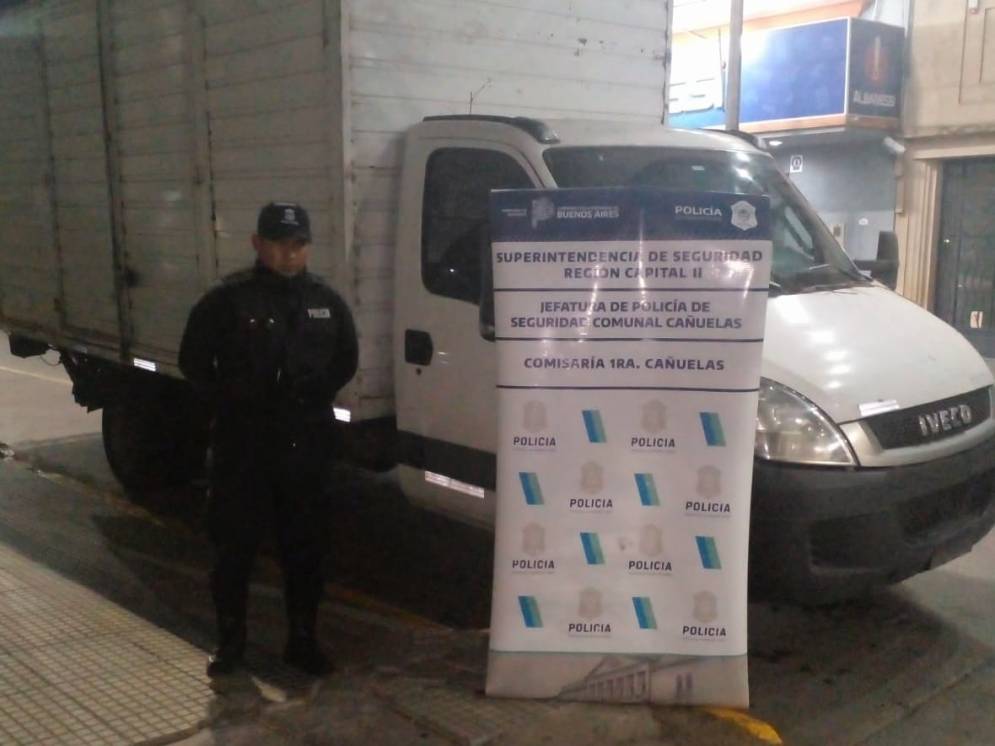 La policía encontró un camión robado dentro de un barrio cerrado