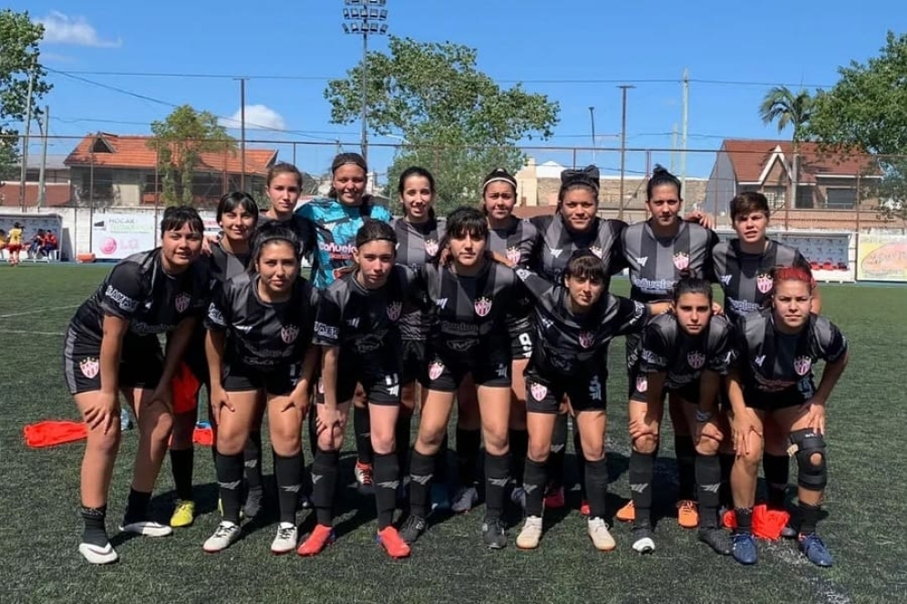 El plantel de Fútbol Femenino que jugó en el sintético de Talleres.