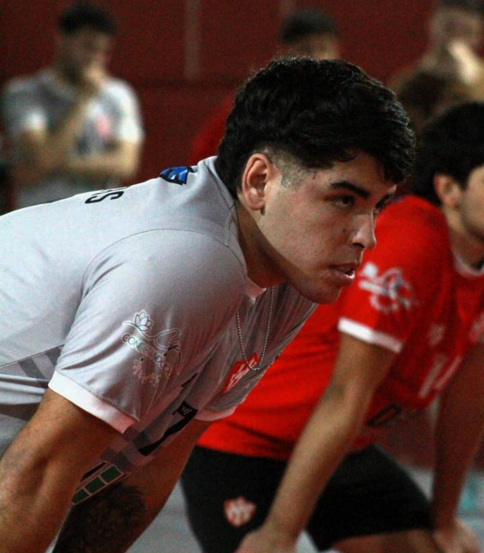 El &quot;rojo&quot; perdió en sets corridos (FOTO: @cfcvoley).