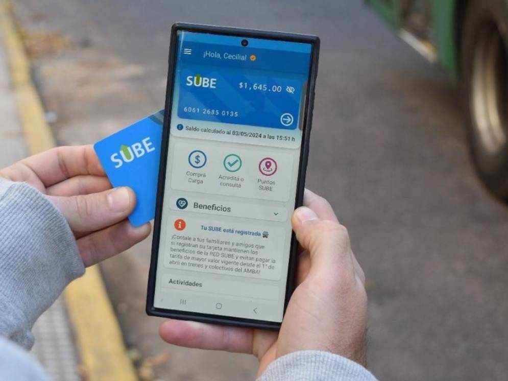 Se carga apoyando la tarjeta. Los teléfonos deben contar con tecnología NFC.