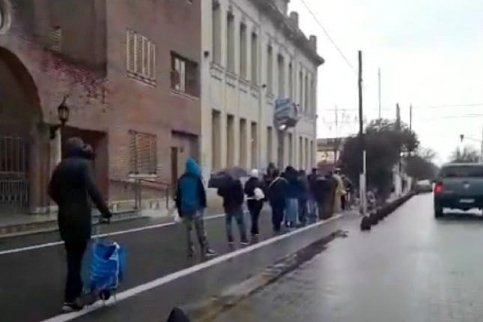 La gente haciendo cola para ingresar a la Escuela N°1. 