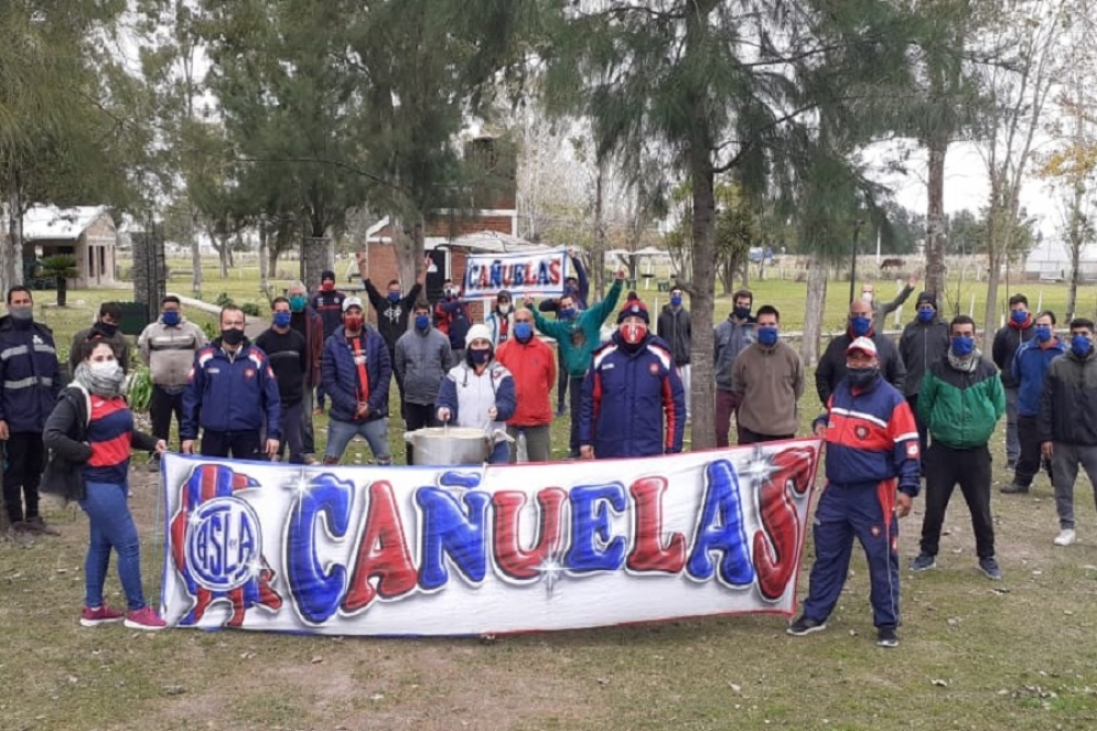 Los cuervos se juntaron en la Granja &quot;Revivir&quot;.