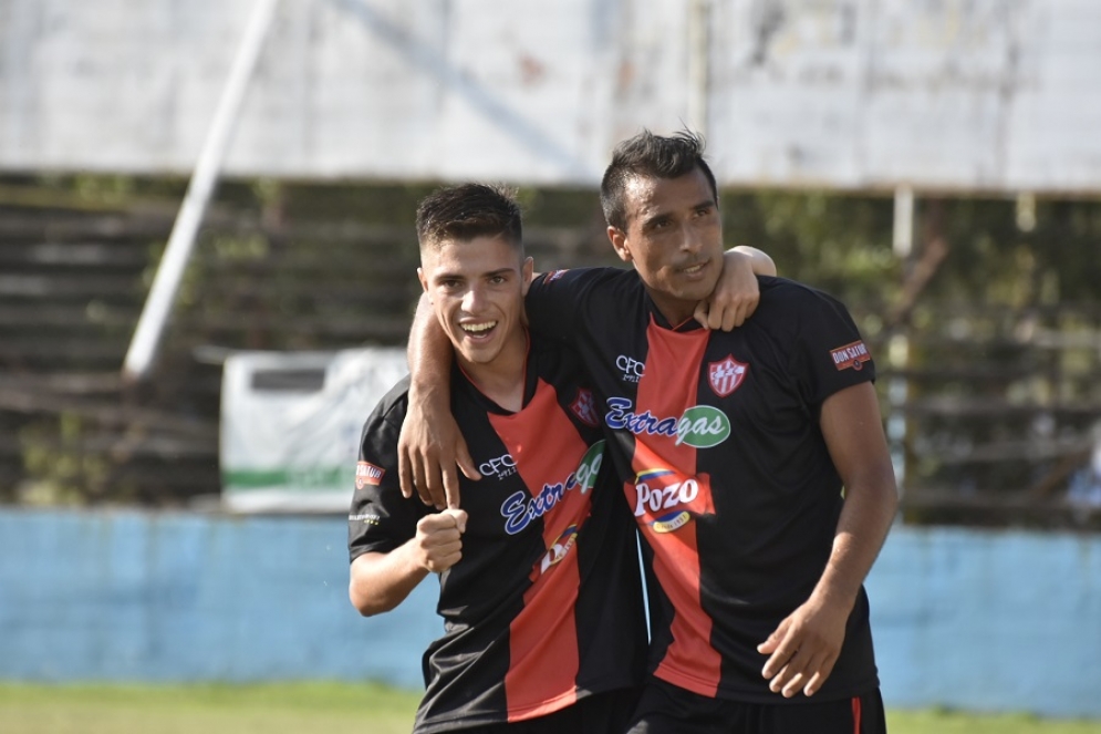 Los jugadores de Cañuelas quedaron muy conformes con el resultado. Foto: Jonathan Argañaraz