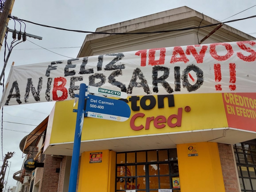 Uno de los pasacalles colgado en Del Carmen y Lara.