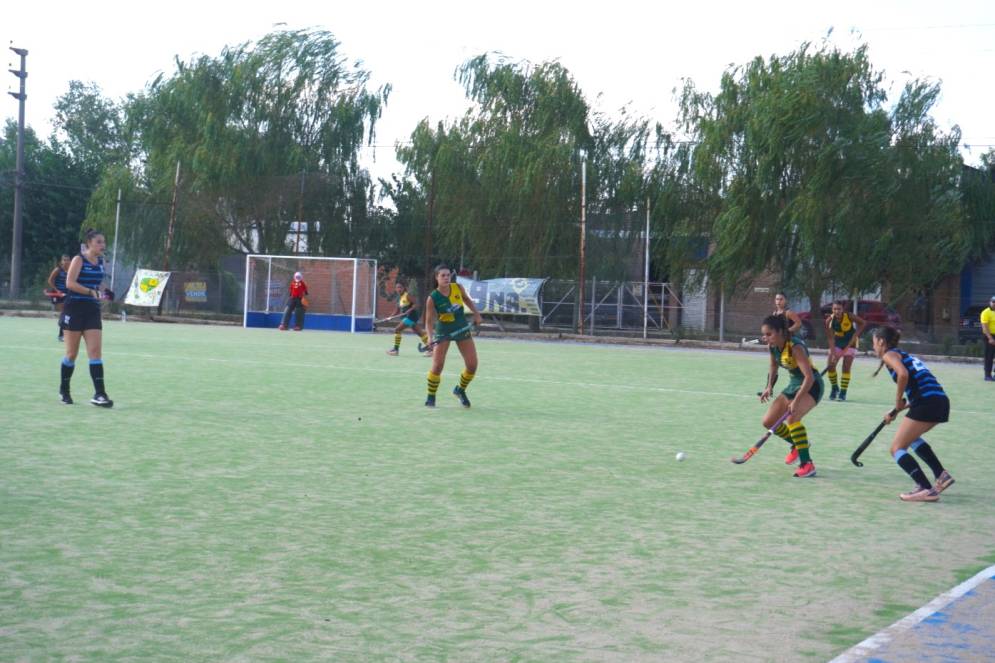 Camila Pérez Giorgi con el control de la bocha.
