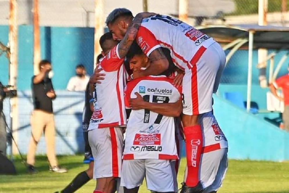 Un abrazo interminable tras un gol histórico.