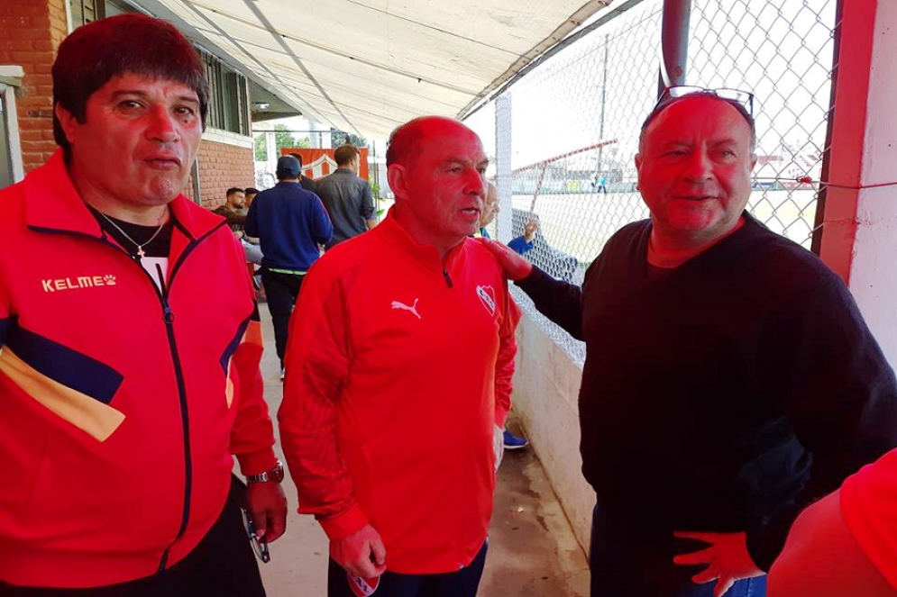 Bochini visitó el Arín y se reencontró con Fernández. 