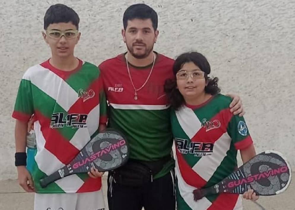 Brian (1ero desde la derecha) junto al entrenador y su compañerito.
