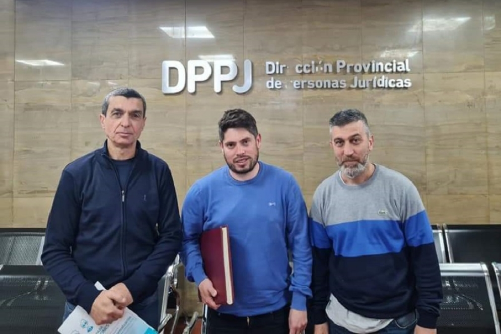 Adorno Gutierrez (centro) secundado por el dirigente de Uribe FC, Damián Fantache (der.)