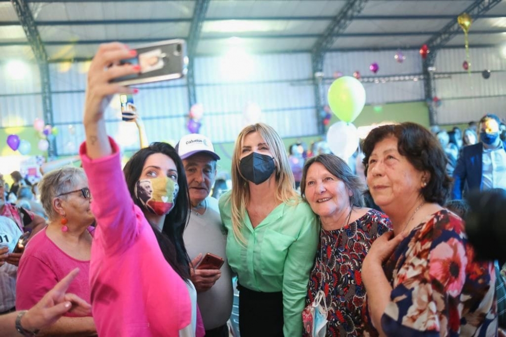 Marisa Fassi y Luana Volnovich junto a abuelos y abuelas. 