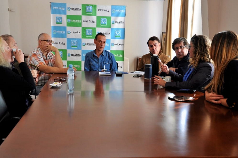 Arrieta junto a las autoridades del Centr de Diálisis.