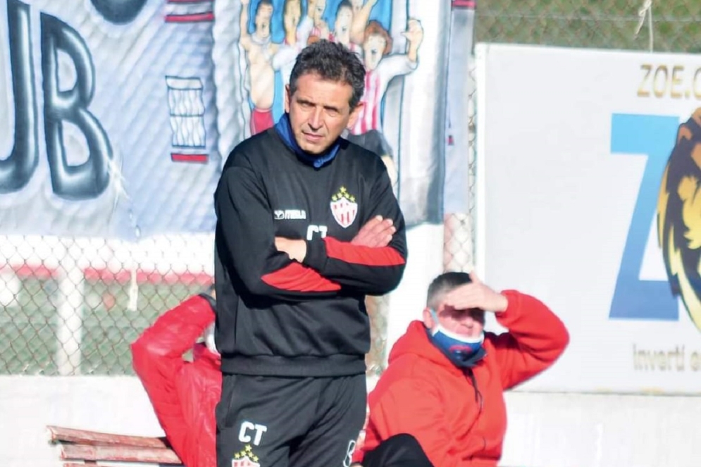 El DT del rojo se sacó el casette para analizar el partido.