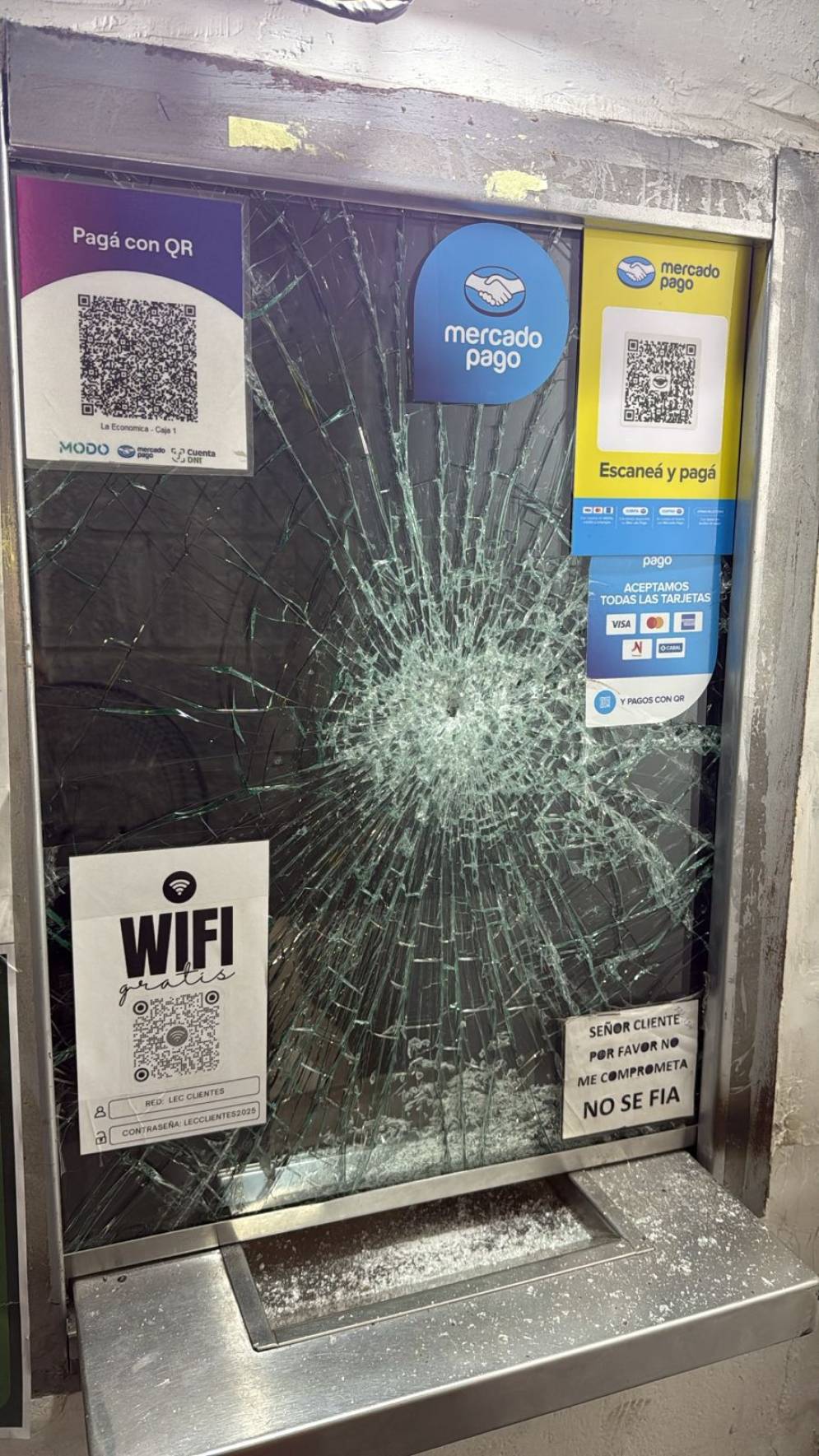 El ladr&oacute;n intent&oacute; romper el vidrio del bunker de cobro, pero no pudo.