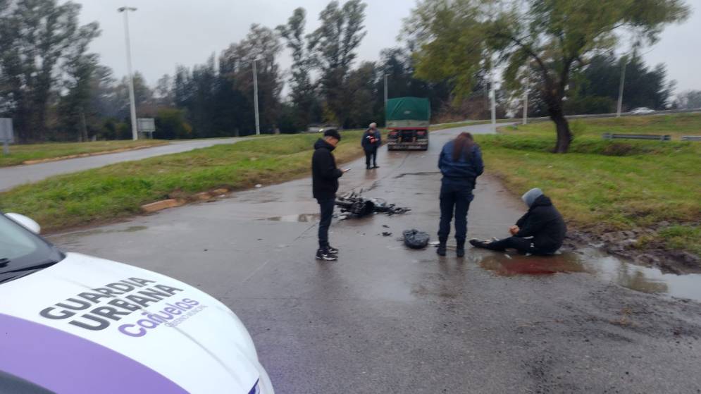 La calzada mojada podría haber sido un causal del accidente. 
