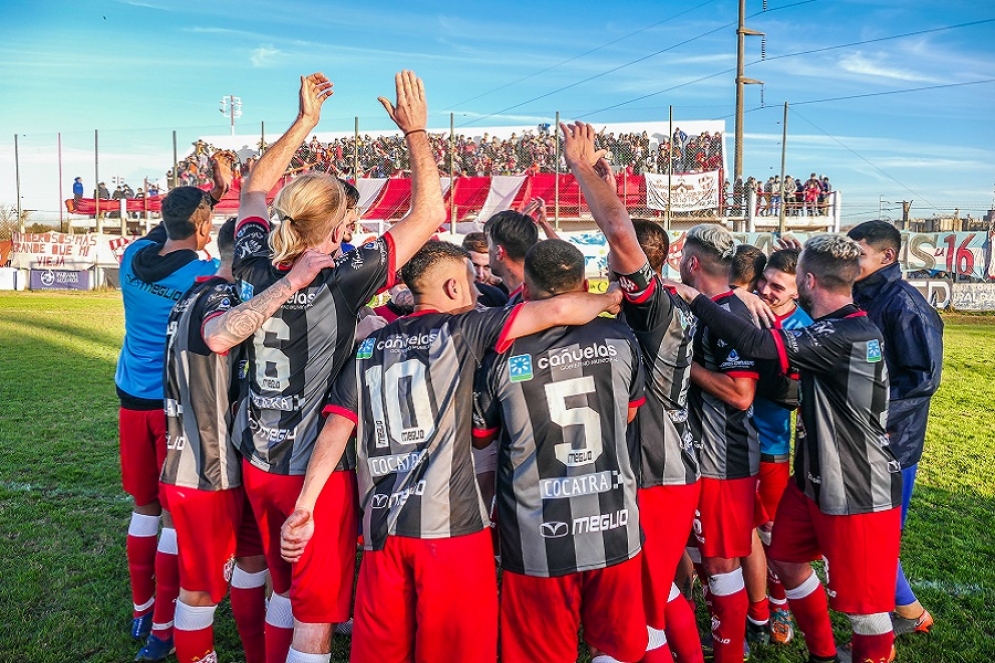Los jugadores le reconocieron el apoyo a los hinchas. /Foto: Adrián Monod. 