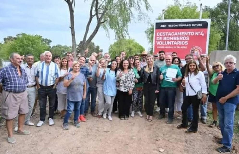 Vecinos junto a la intendenta, Marisa Fassi.