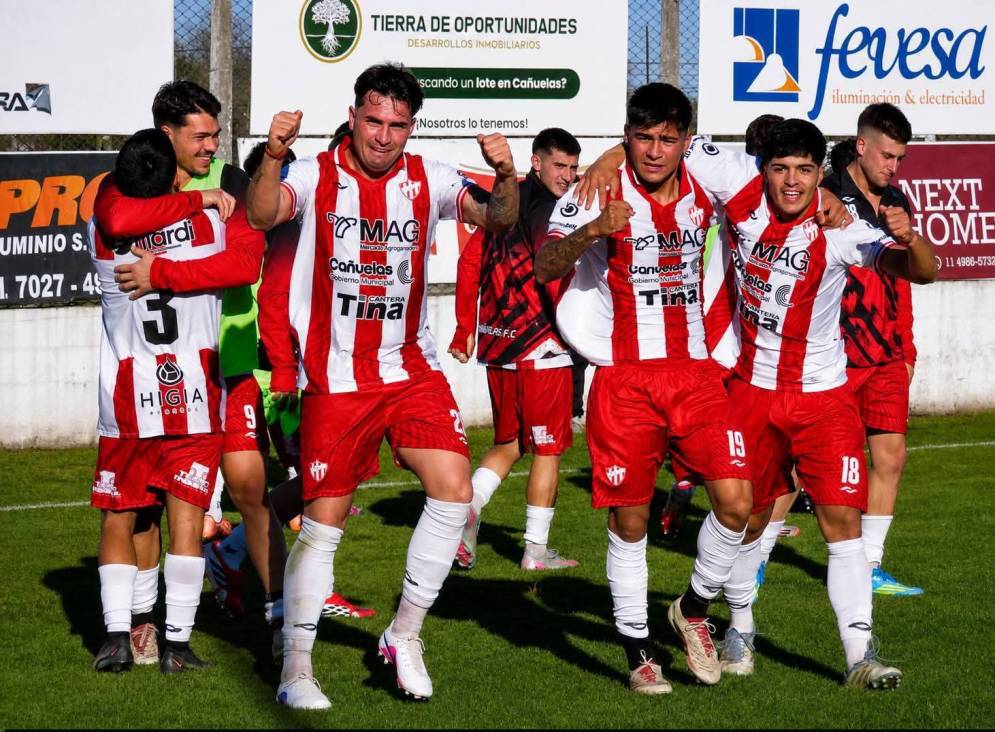 Lazarte -en el medio- y su primer grito de gol que recordar&aacute; por siempre. (FOTO: Javier Morales). 
