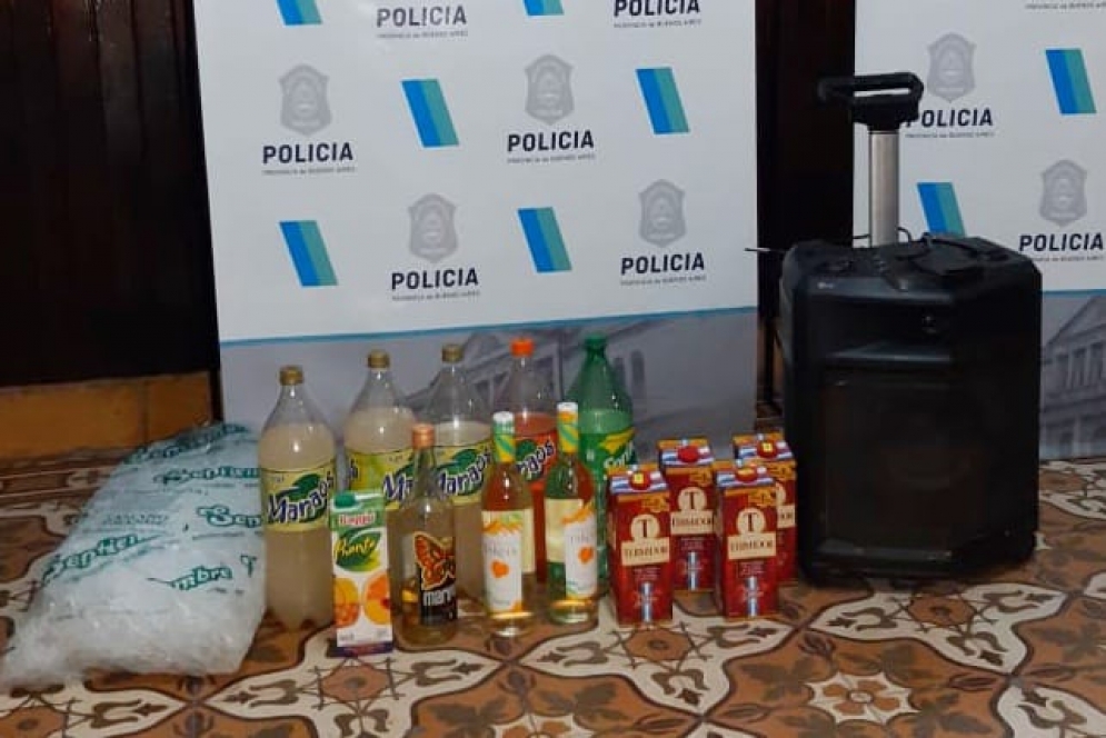 El alma de la fiesta: el parlante y las bebidas secuestradas por la policía.