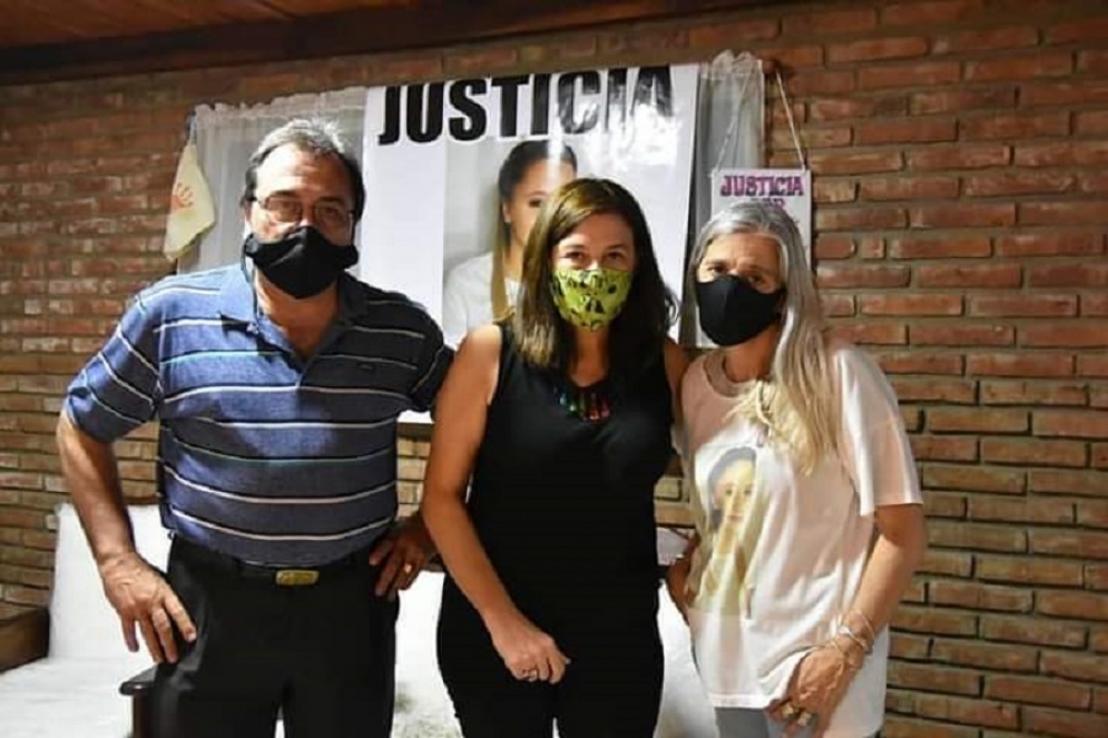 La ministra (al centro) se reunió con los padres de la joven.
