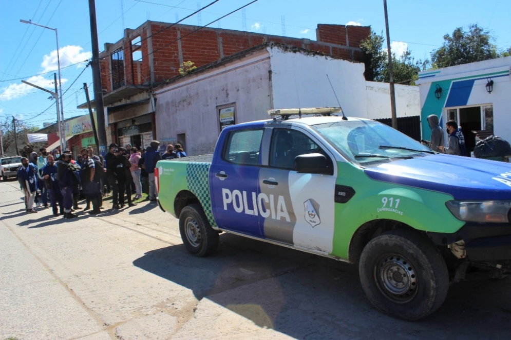 Los tres trabajadores despedidos hace dos meses reclaman en la puerta de la planta ubicada en el Parque Industrial de Máximo Paz.