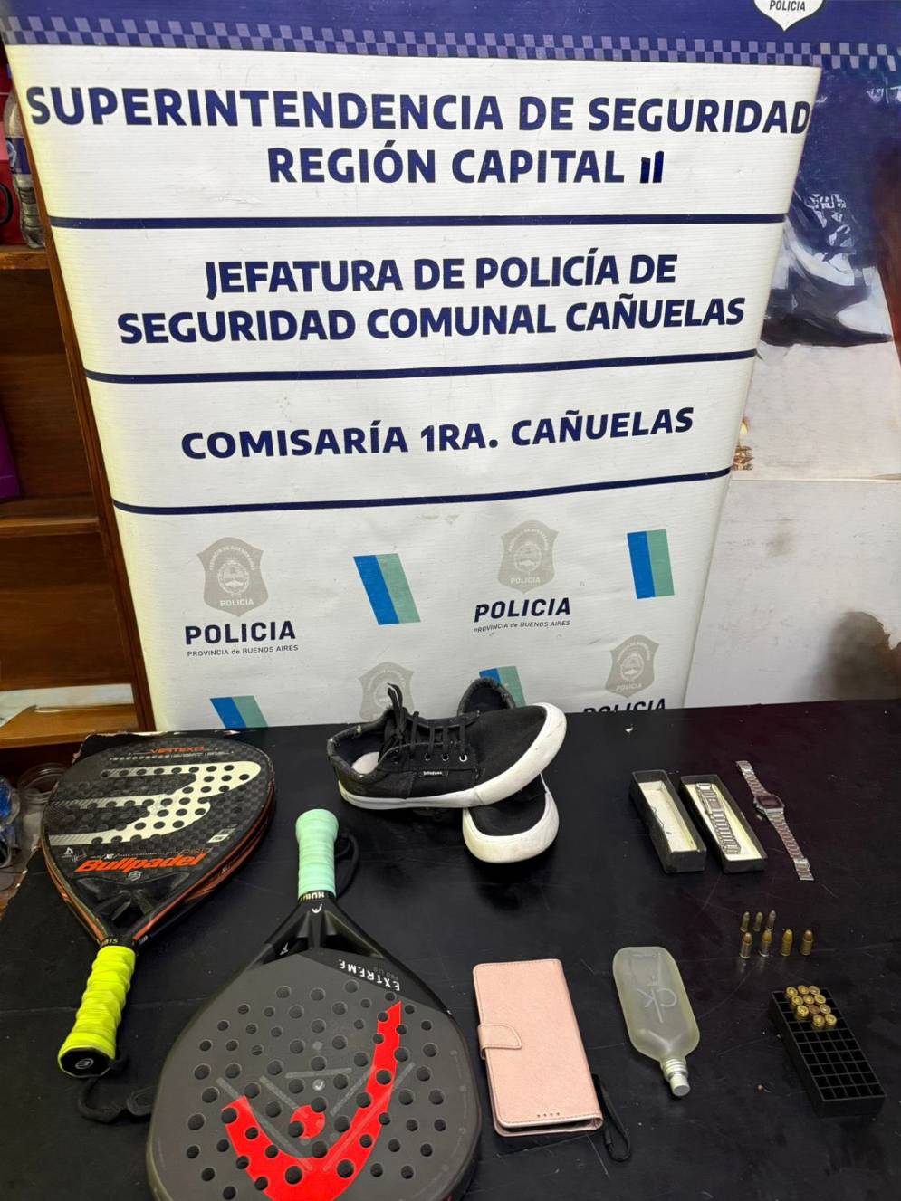 Parte de los elementos incautados en el procedimiento.