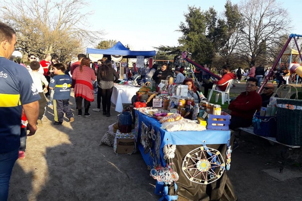 Los vecinos de Cañuelas recorriendo la muestra. 