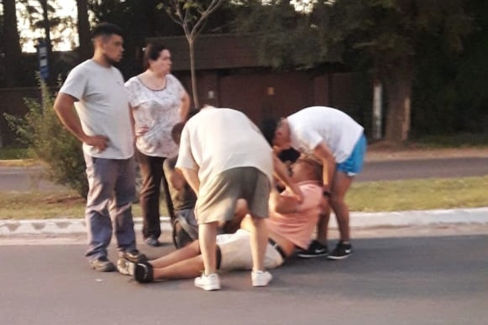 Del Valle asistido por los transeúntes.