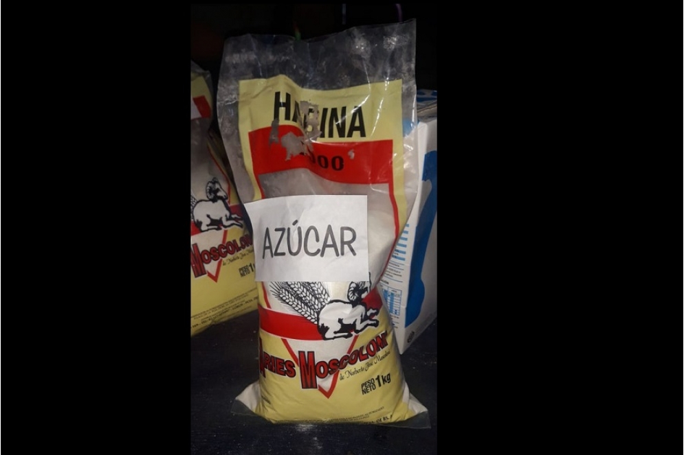 El paquete de &quot;azúcar&quot; entregado por el Consejo Escolar. 