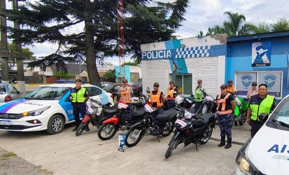 Los uniformados con las motos secuestradas.