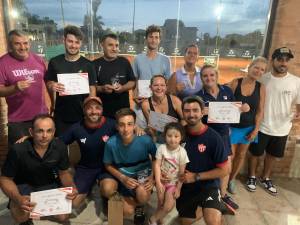 Los campeones posaron junto al profesor Andrés Chalcoff, el segundo a la izquierda abajo.