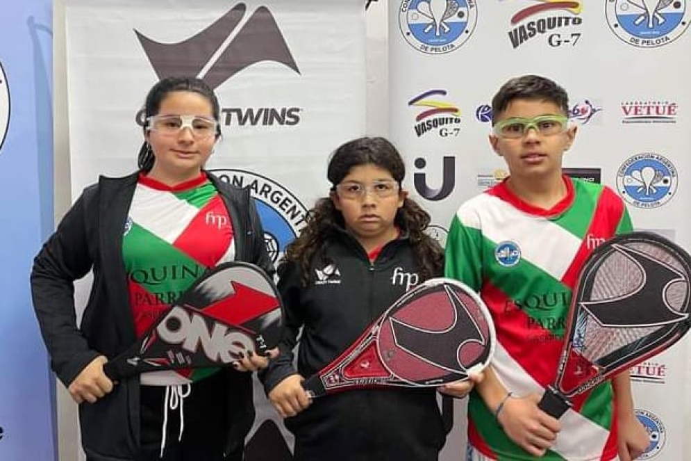 Brian (al centro) junto a sus compañeros de equipo.