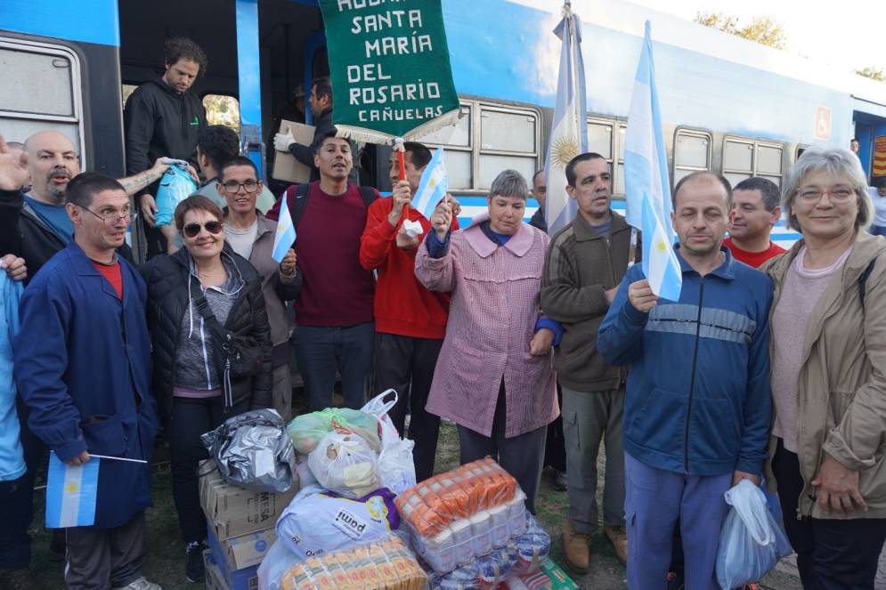 En la estación de Cañuelas fue recibido por funcionarios y vecinos que acercaron sus donaciones.