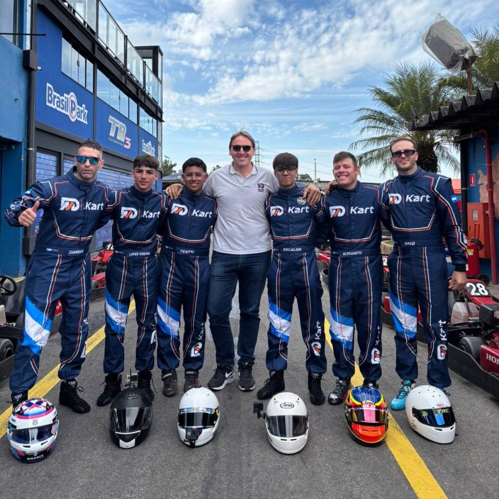 Cuarenta (el 1ero de la izq.) junto a sus compañeros de equipo.