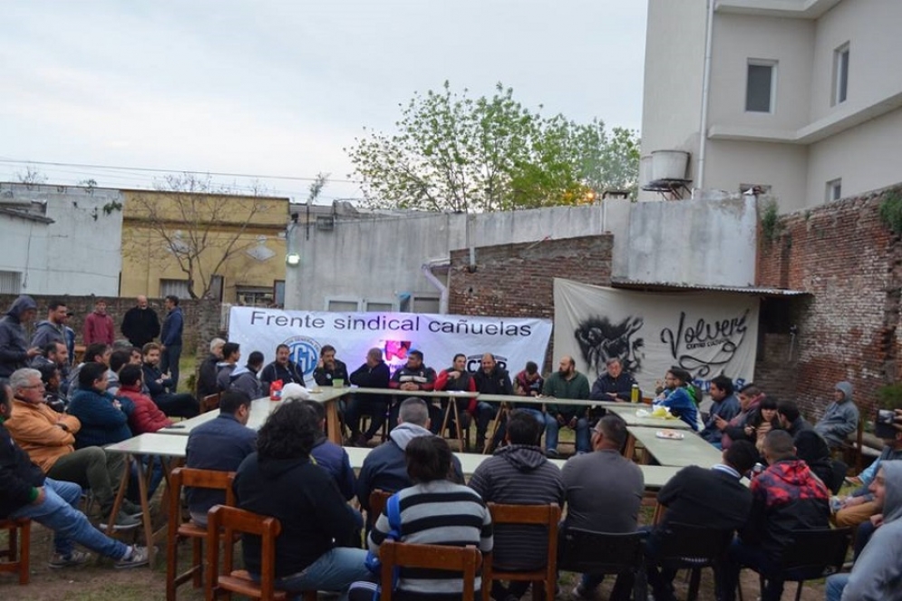 Los dirigentes en medio de la reunión.