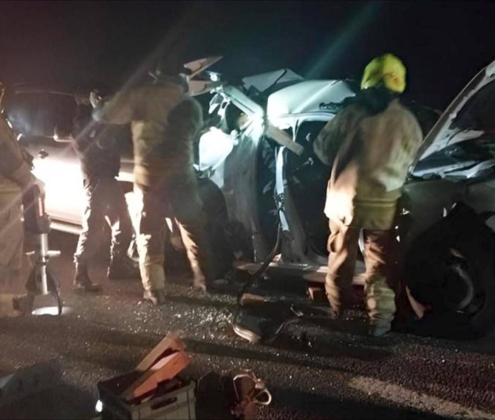 Los bomberos rescataron del habitáculo al conductor, que falleció después en el Hospital Regional.