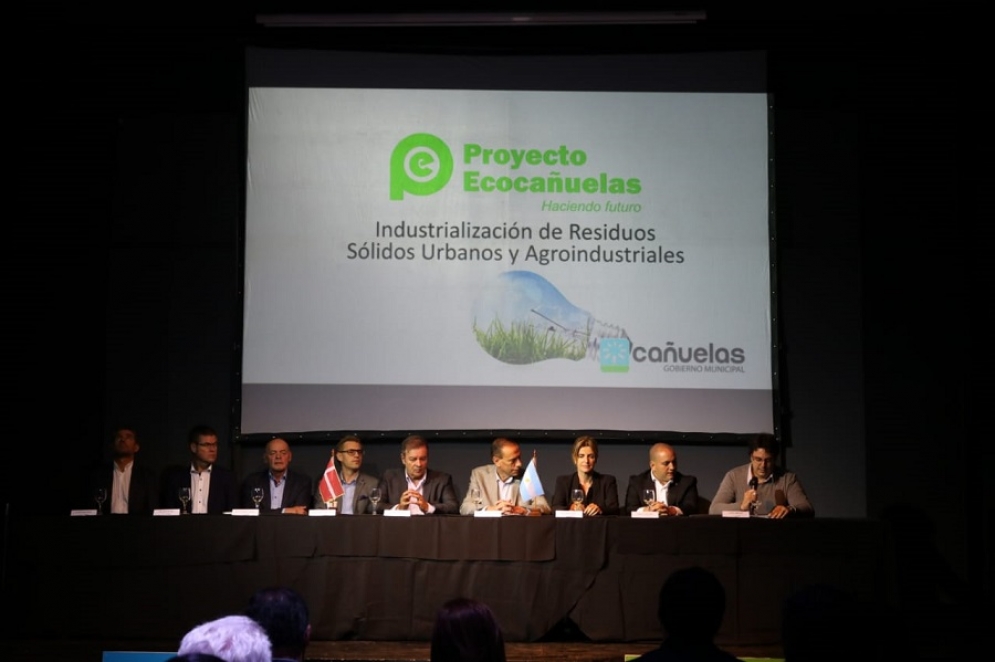 El panel de autoridades al momento de la presentación del proyecto. 