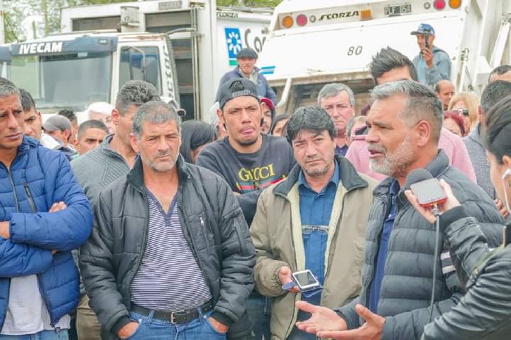 El discurso de Daniel Suárez frente los trabajadores municipales.