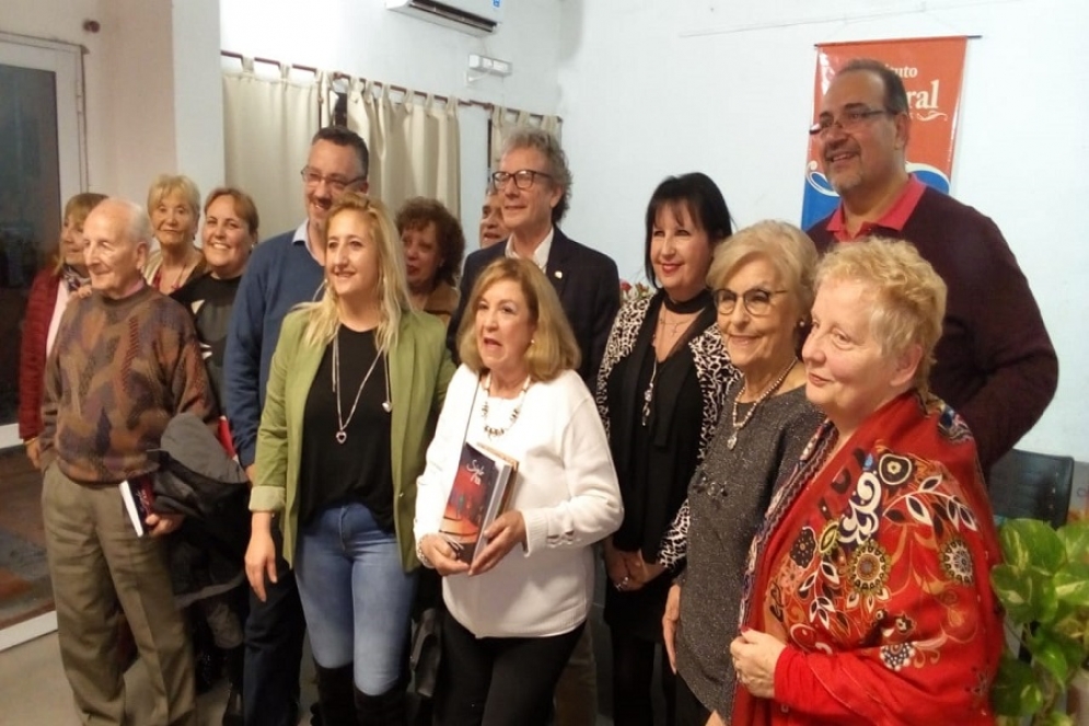 El escritor acompañado por autores que participaron de la presentación 