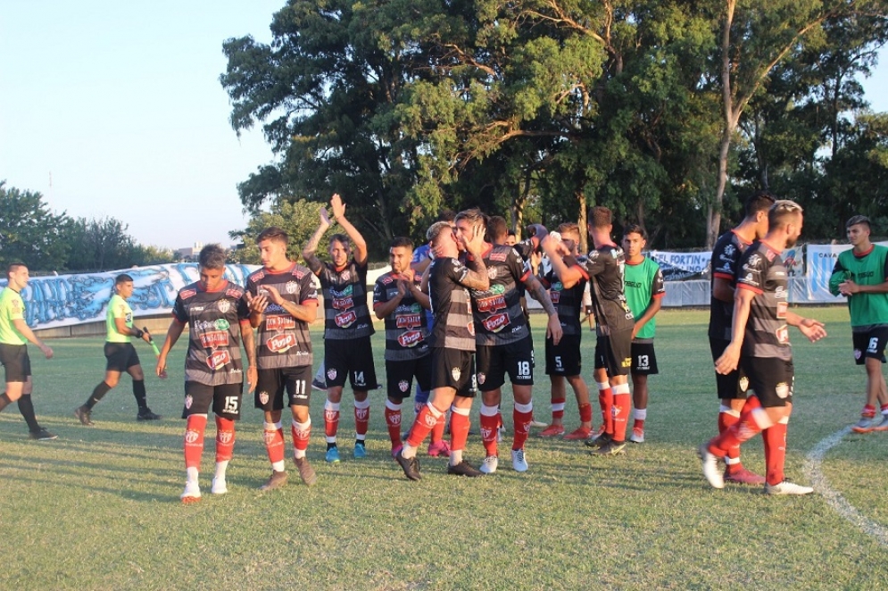 Los jugadores de Cañuelas tras haber logrado el agónico empate. 