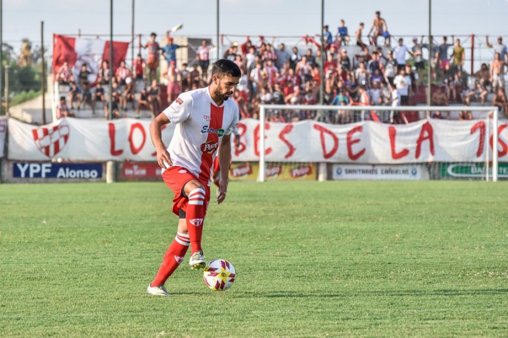 Soria con la pelota en busca del arco rival. Foto: Jonathan Argañaraz.