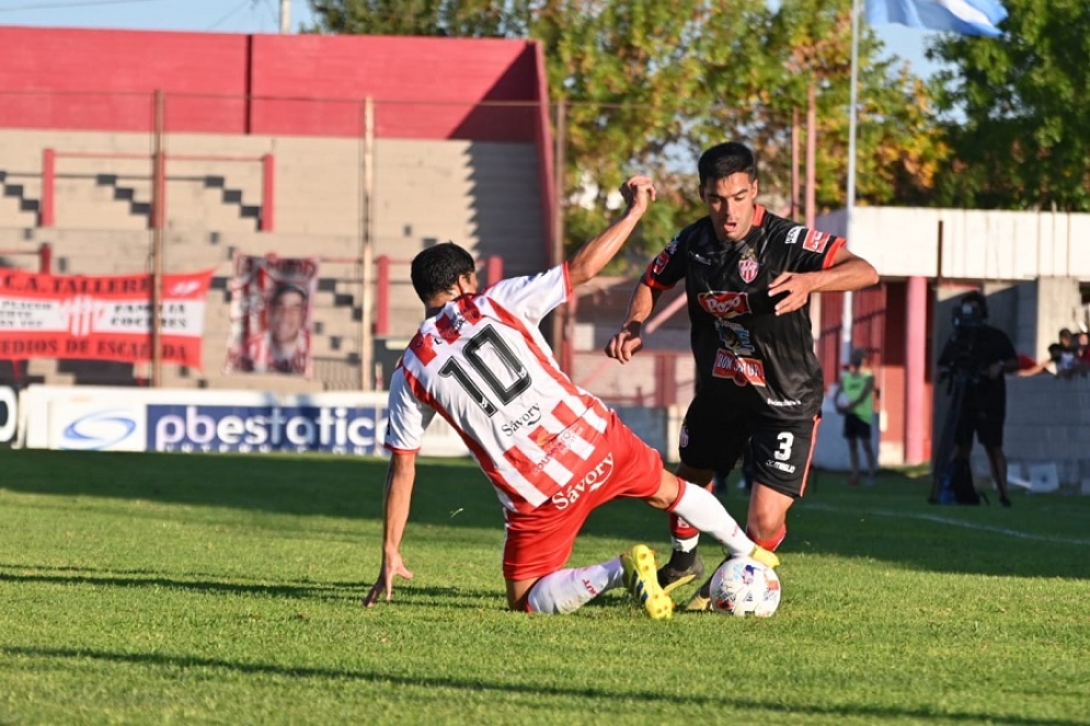 Suárez Costa dividiendo con Enrique, una de las figuras del partido. (FOTO: Jonathan Argañaraz).