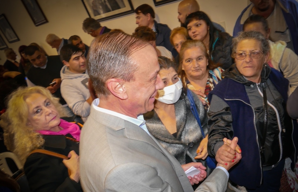 Arrieta rodeado de pacientes del Centro de Díalisis.
