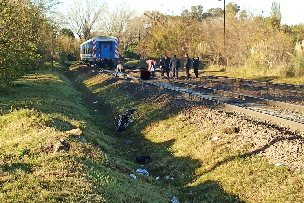 La moto de Schiappacasse quedó despedazada en la zanja.