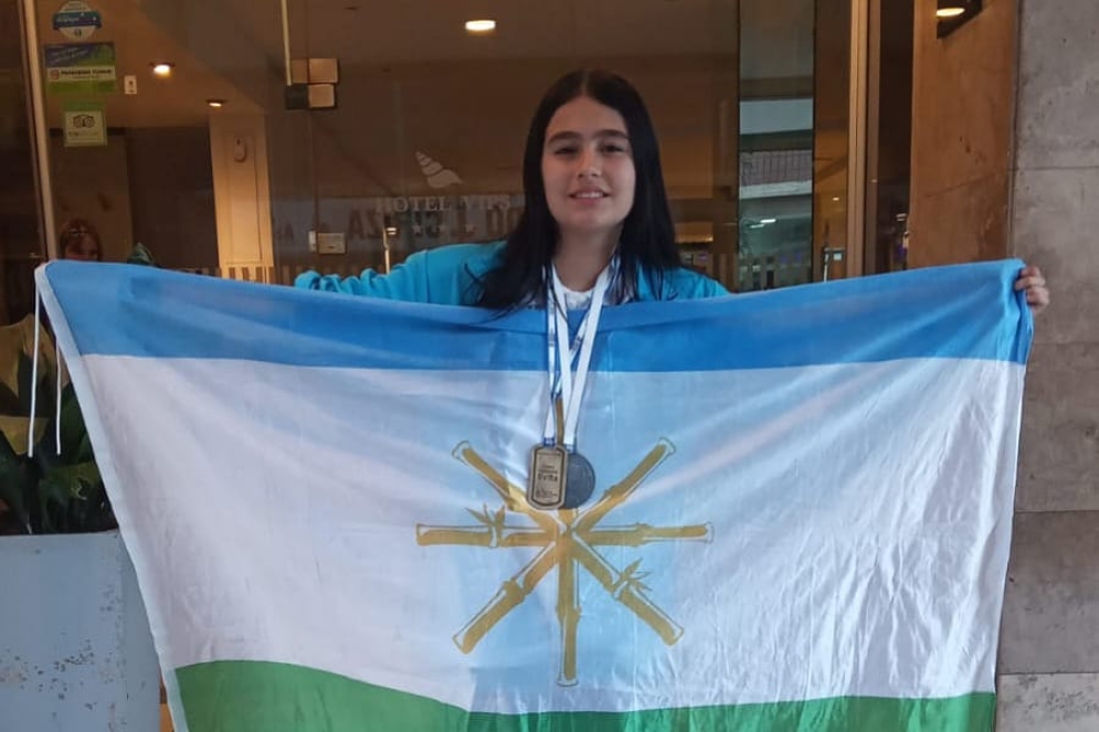 Morena en la puerta del Hotel Dion con la bandera de Cañuelas.