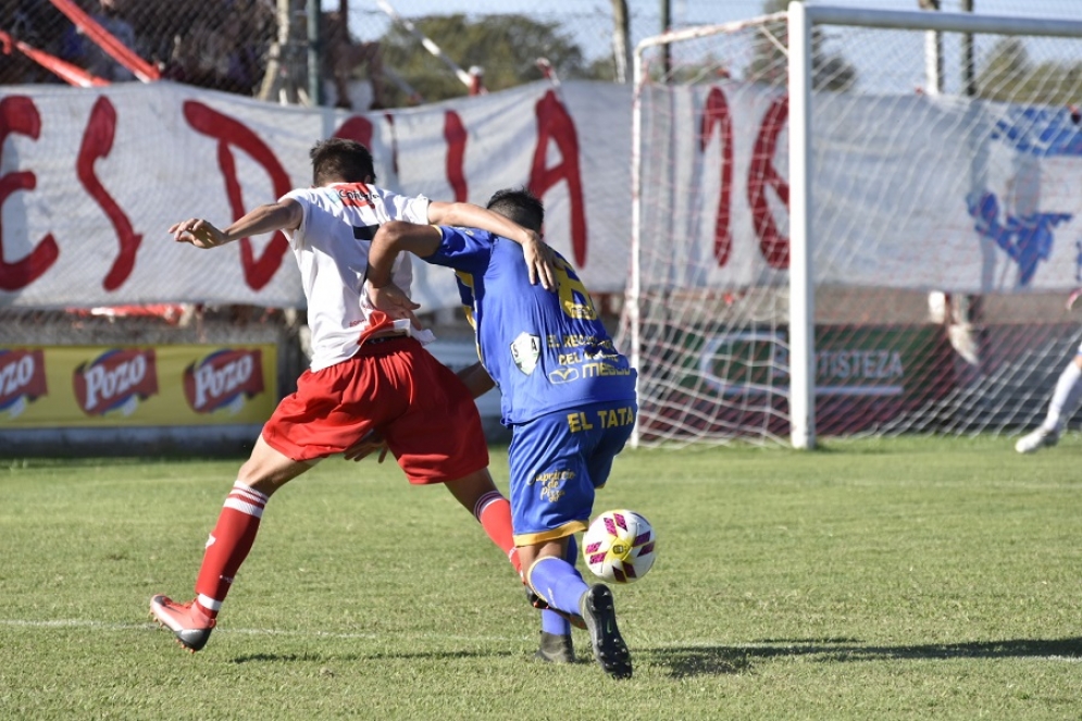 En un partido parejo, Cañuelas no pudo con Dock Sud. Foto: Jonathan Argañaraz.