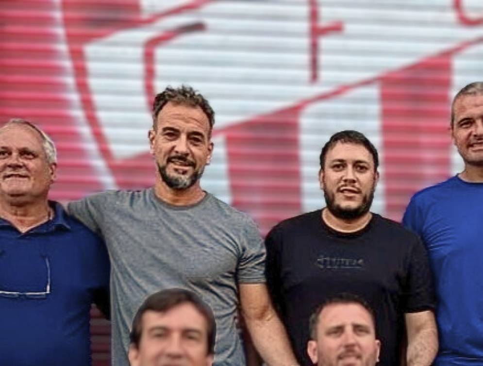 Raúl Arevalo (azul, izq.), secretario; Arrieta (gris), presidente; y Vai (negro), responsable de prensa.